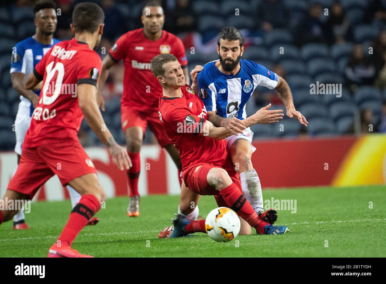 Porto, Portugal. 27th Feb, 2020. Football: Europa League, FC Porto - Bayer  Leverkusen, knockout round, intermediate round, second leg at the Estadio  do Dragao. Portos Sergio Oliveira (r) and Leverkusen's Lars Bender