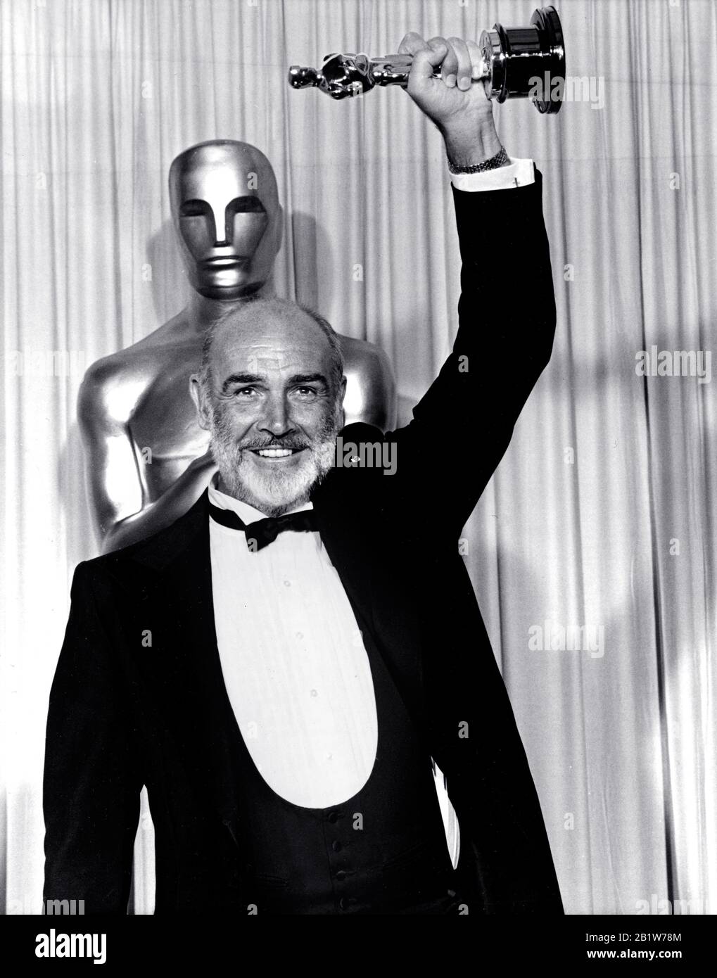 Sean Connery raises his Oscar for "The Untouchables" 1988 (60th Academy
