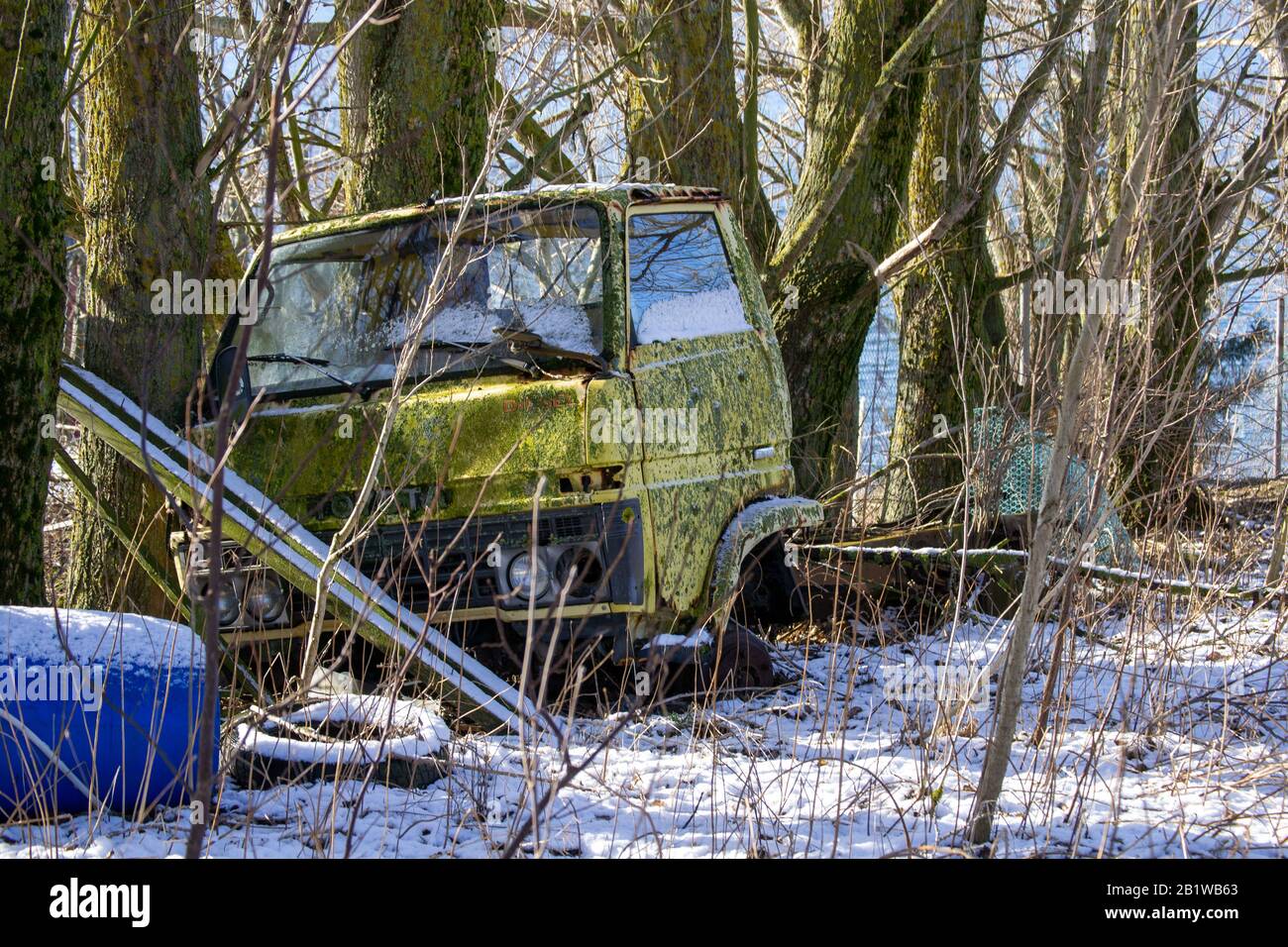 Car abandoned woods hi-res stock photography and images - Alamy