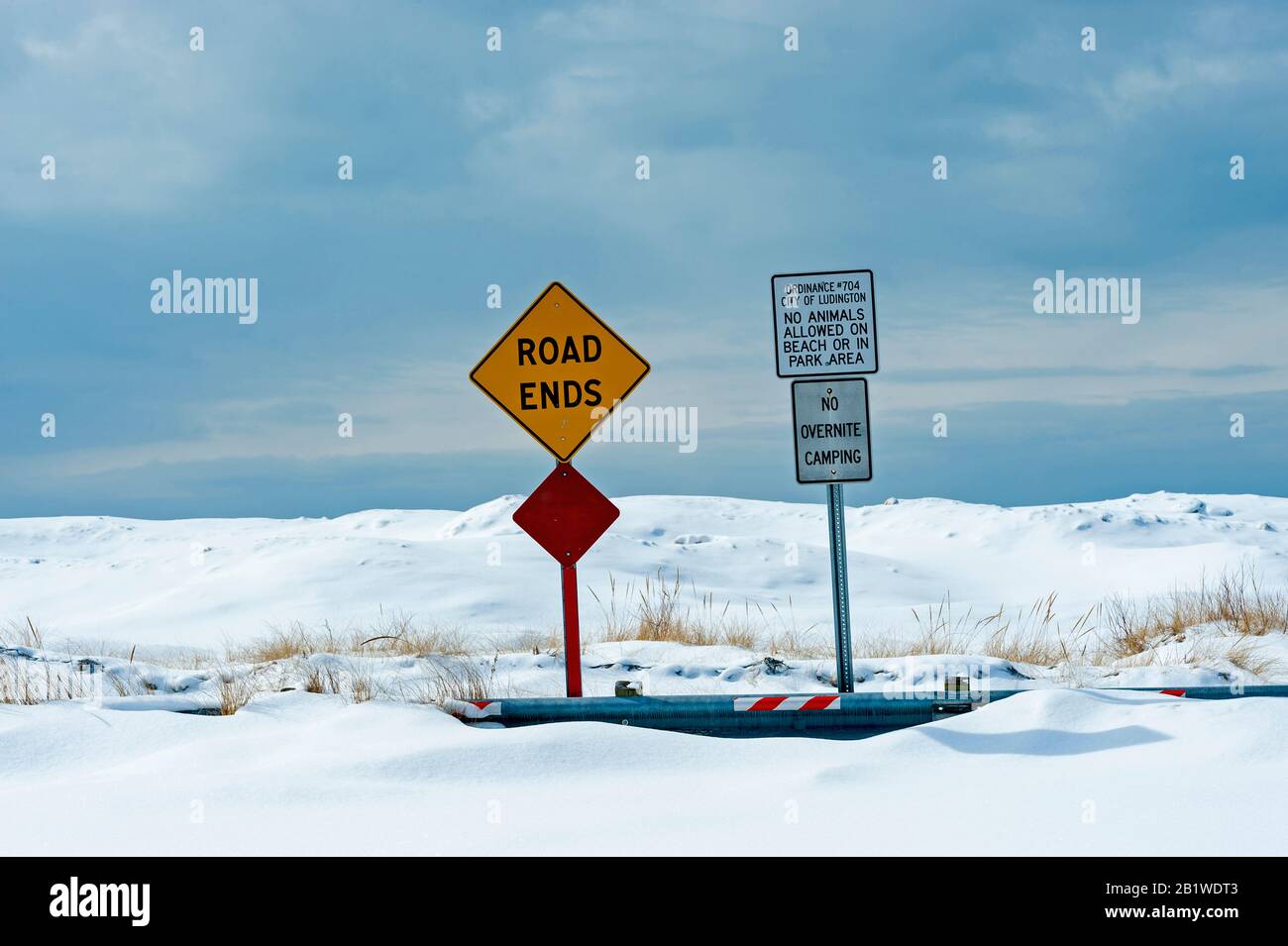Road Ends sign at the end of Ludington Avenue with Lake Michigan beyond in Ludington, Michigan, USA. Stock Photo
