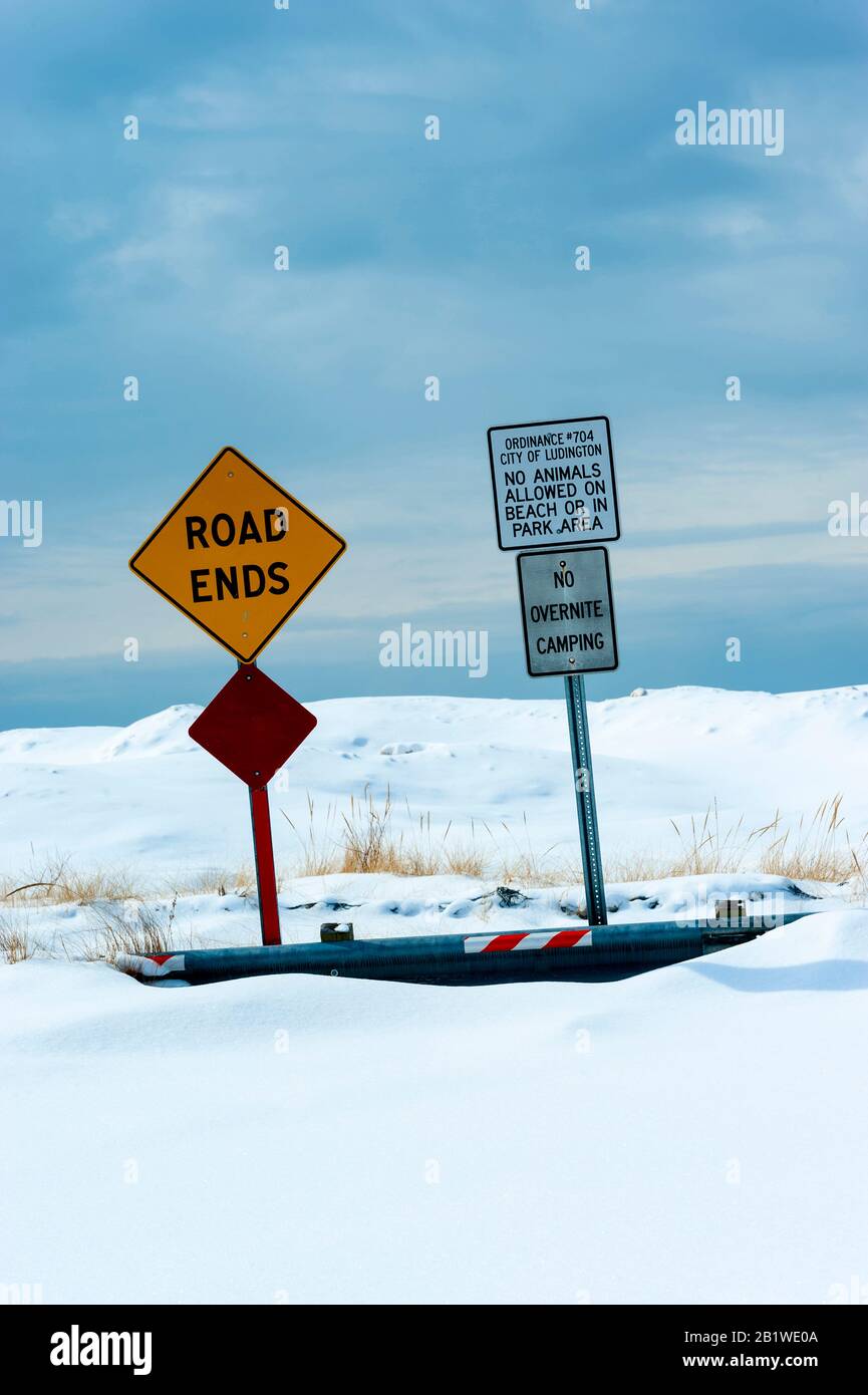 Road Ends sign at the end of Ludington Avenue with Lake Michigan beyond in Ludington, Michigan, USA. Stock Photo