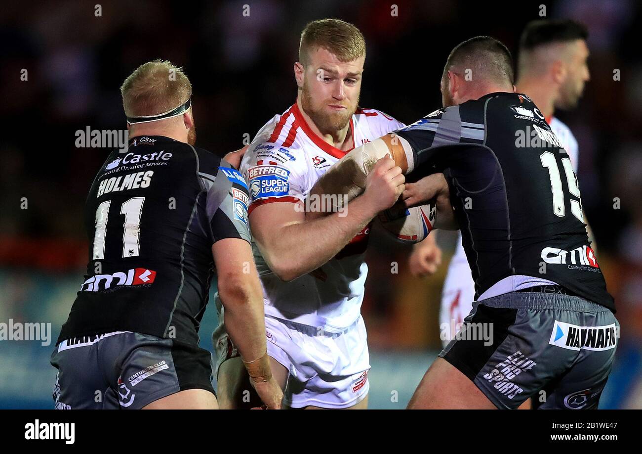 Hull KR's Dan Murray (centre) is tackled by Castleford Tigers' Oliver Homes (left) and Daniel Smith during the Betfred Super League match at Craven Park, Hull. Stock Photo