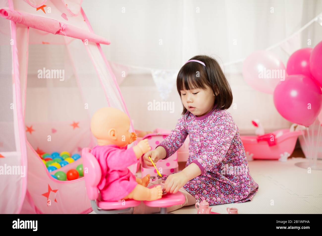 toddler girl pretend play
