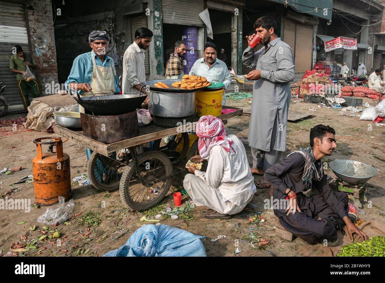 Lahore, Pakistan. : lunchtime break.  trade at Lahore wholesale vegetable market Stock Photo