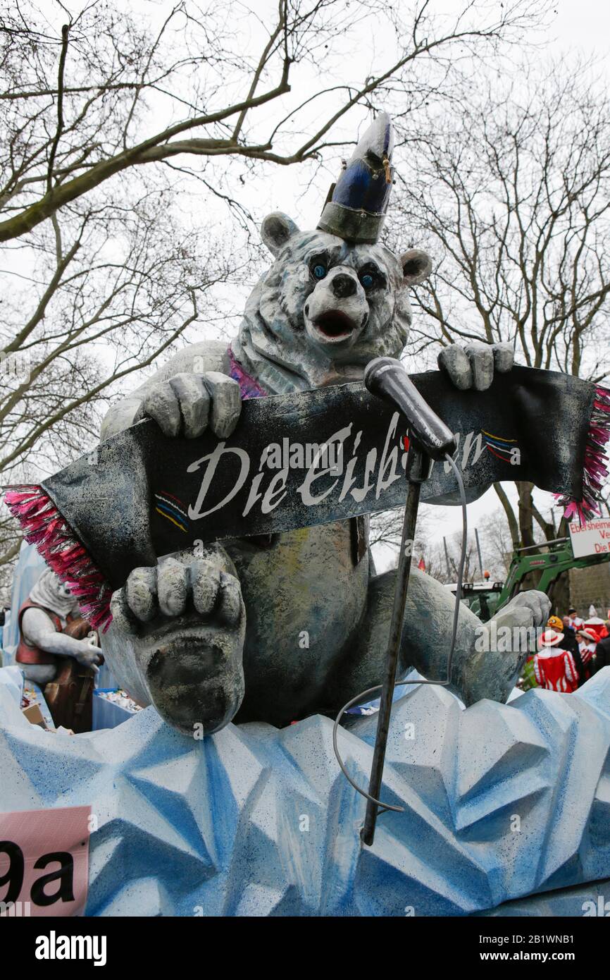 Mainz, Germany. 24th February 2020. A singing polar bear is depicted on a float from the carnival club Eiskalte Brueder Gonsenheim 1893 in the Mainz Rose Monday parade. Around half a million people lined the streets of Mainz for the traditional Rose Monday Carnival Parade. The 9 km long parade with over 9,000 participants is one of the three large Rose Monday Parades in Germany. Stock Photo