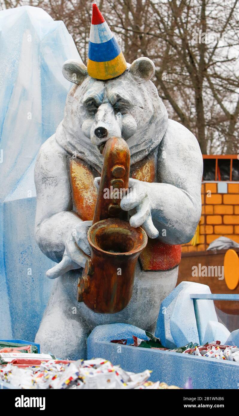 Mainz, Germany. 24th February 2020. A polar bear playing the saxophone is depicted on a float from the carnival club Eiskalte Brueder Gonsenheim 1893 in the Mainz Rose Monday parade. Around half a million people lined the streets of Mainz for the traditional Rose Monday Carnival Parade. The 9 km long parade with over 9,000 participants is one of the three large Rose Monday Parades in Germany. Stock Photo