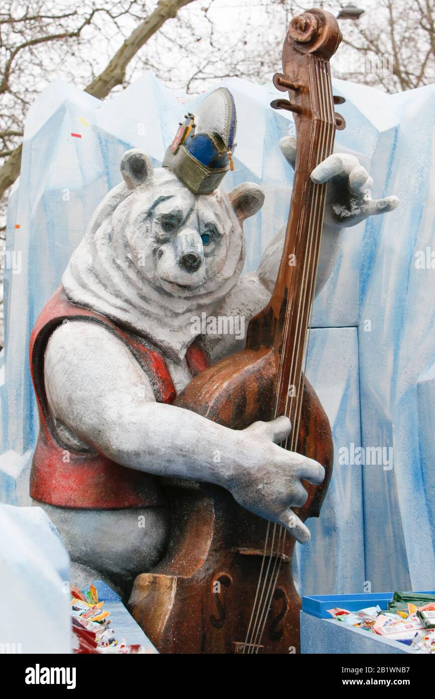 Mainz, Germany. 24th February 2020. A polar bear playing the double bass is depicted on a float from the carnival club Eiskalte Brueder Gonsenheim 1893 in the Mainz Rose Monday parade. Around half a million people lined the streets of Mainz for the traditional Rose Monday Carnival Parade. The 9 km long parade with over 9,000 participants is one of the three large Rose Monday Parades in Germany. Stock Photo