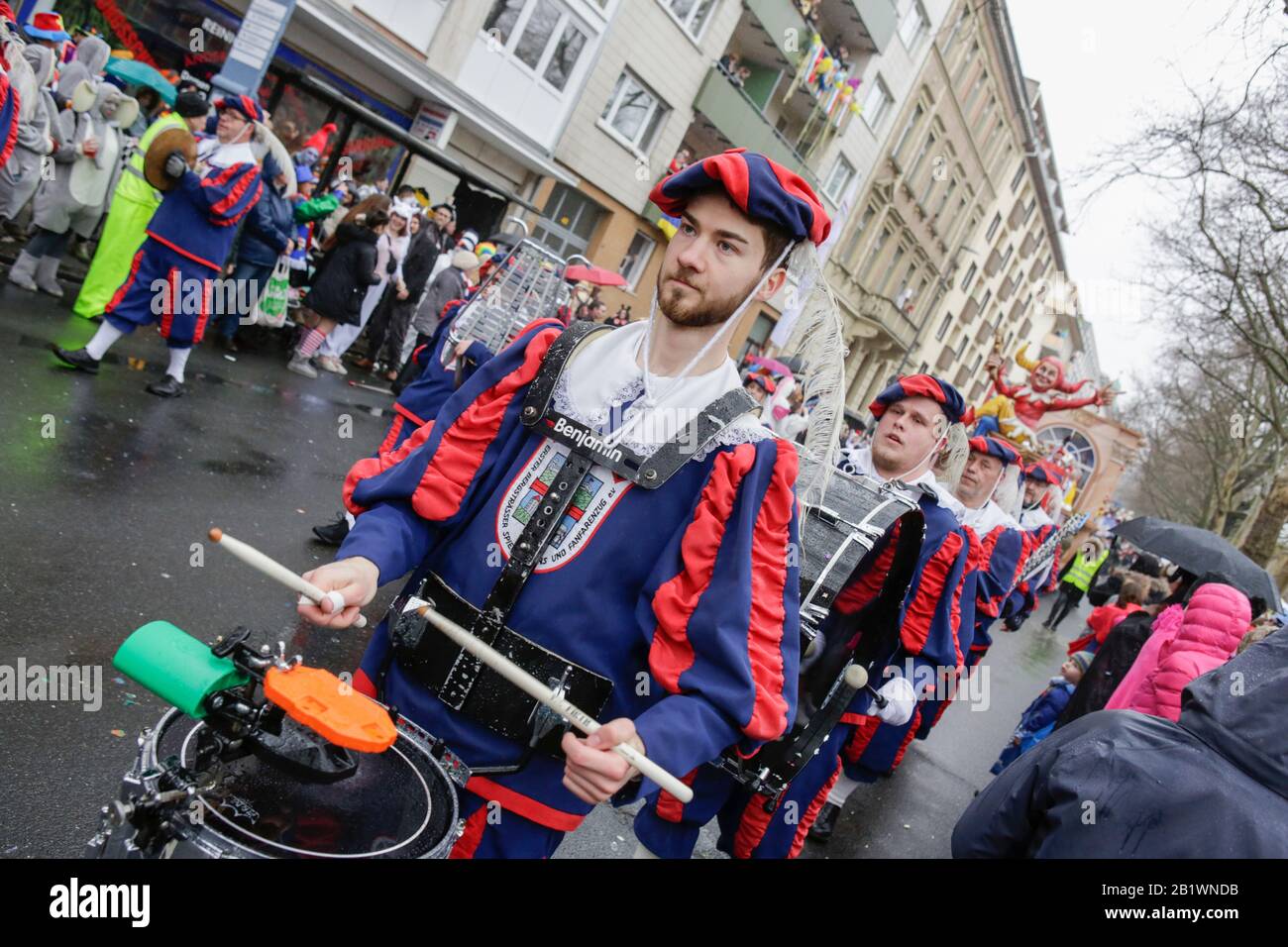 Mainz, Germany. 24th February 2020. Members of the fanfare band 1. Bergstraesser Spielmanns und Fanfarenzug march in the the Mainz Rose Monday parade. Around half a million people lined the streets of Mainz for the traditional Rose Monday Carnival Parade. The 9 km long parade with over 9,000 participants is one of the three large Rose Monday Parades in Germany. Stock Photo