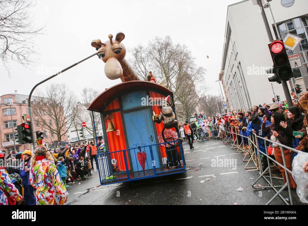 Mainz, Germany. 24th February 2020. A giraffe and a monkey are displayed on a float from the Carneval Club Mombach Die Eulenspiegel in the Mainz Rose Monday parade. Around half a million people lined the streets of Mainz for the traditional Rose Monday Carnival Parade. The 9 km long parade with over 9,000 participants is one of the three large Rose Monday Parades in Germany. Stock Photo