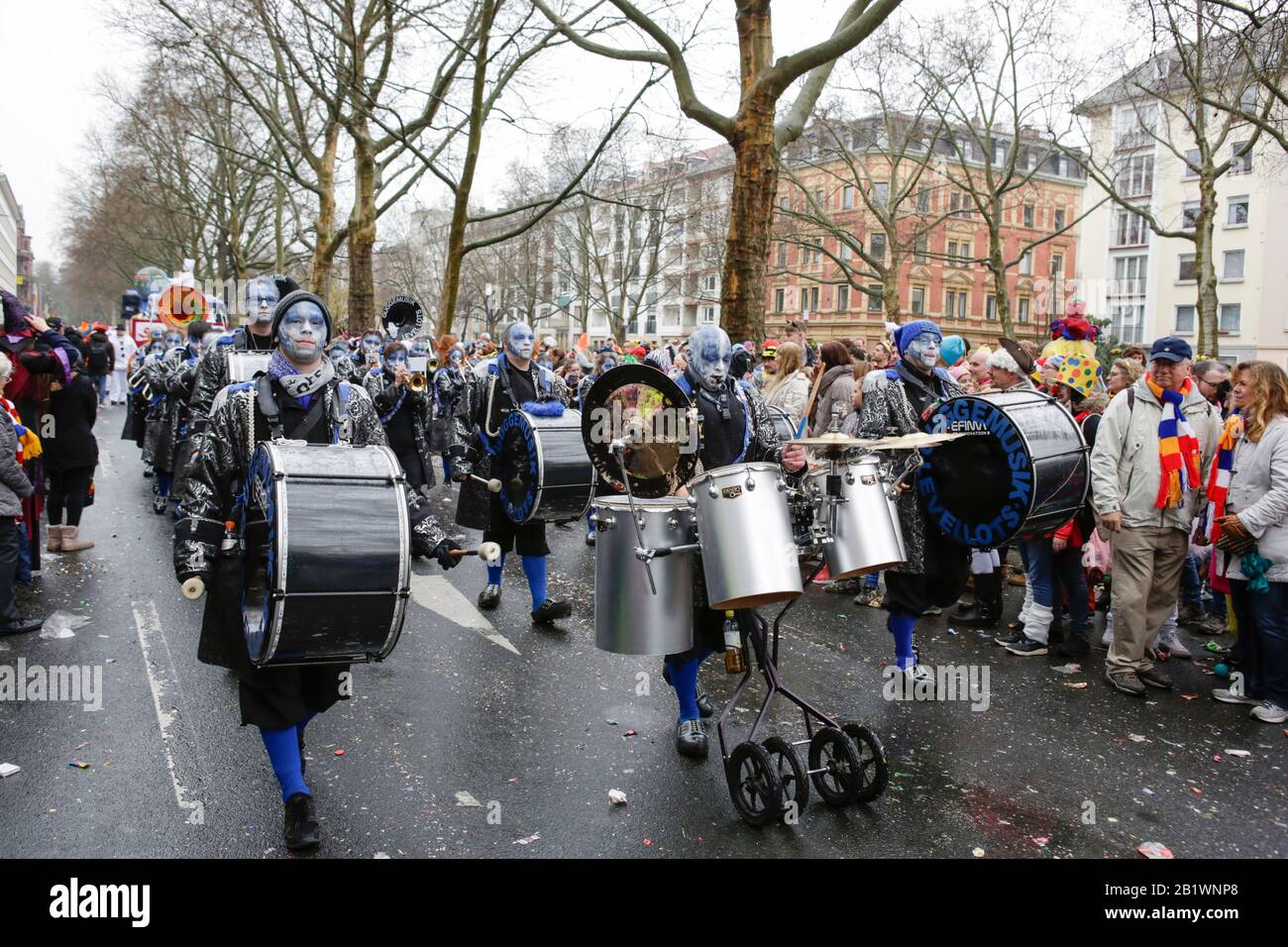 Mainz, Germany. 24th February 2020. Members of the Guggenmusik band Level Lots take march in the the Mainz Rose Monday parade. Around half a million people lined the streets of Mainz for the traditional Rose Monday Carnival Parade. The 9 km long parade with over 9,000 participants is one of the three large Rose Monday Parades in Germany. Stock Photo