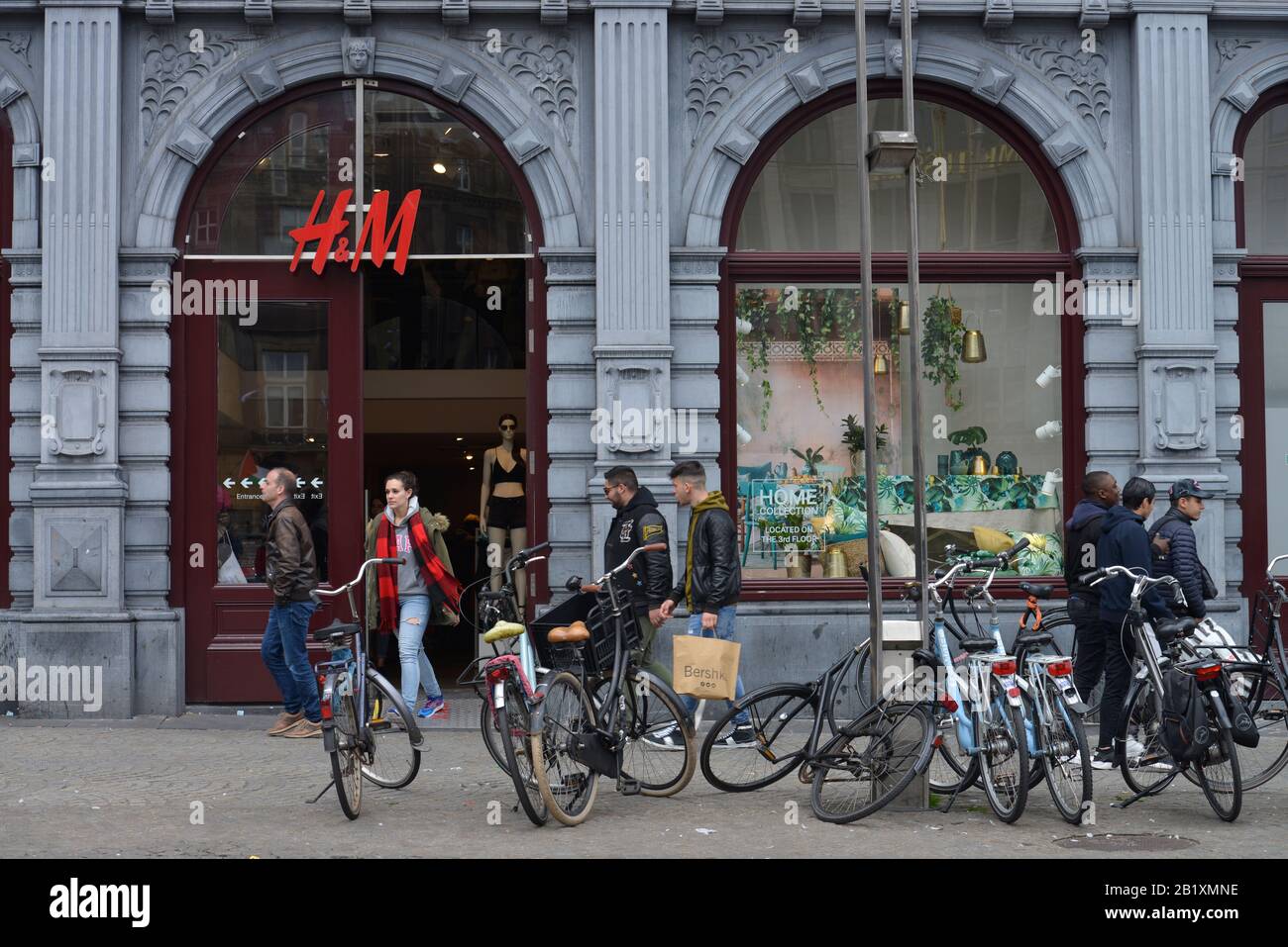 H&M, Dam, Amsterdam, Niederlande Stock Photo - Alamy