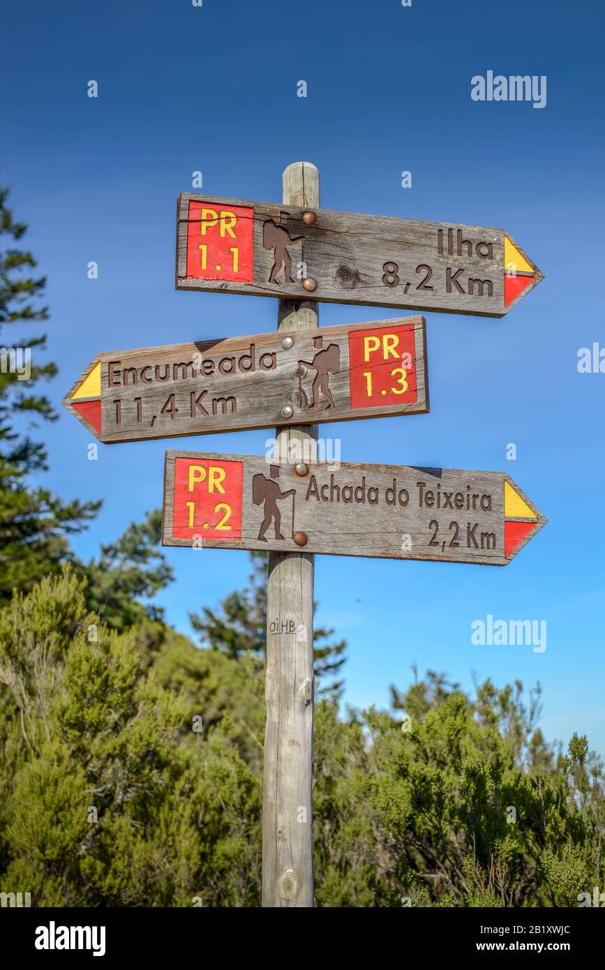 Wanderschilder Pico Ruivo, Zentralgebirge, Madeira, Portugal Stock Photo