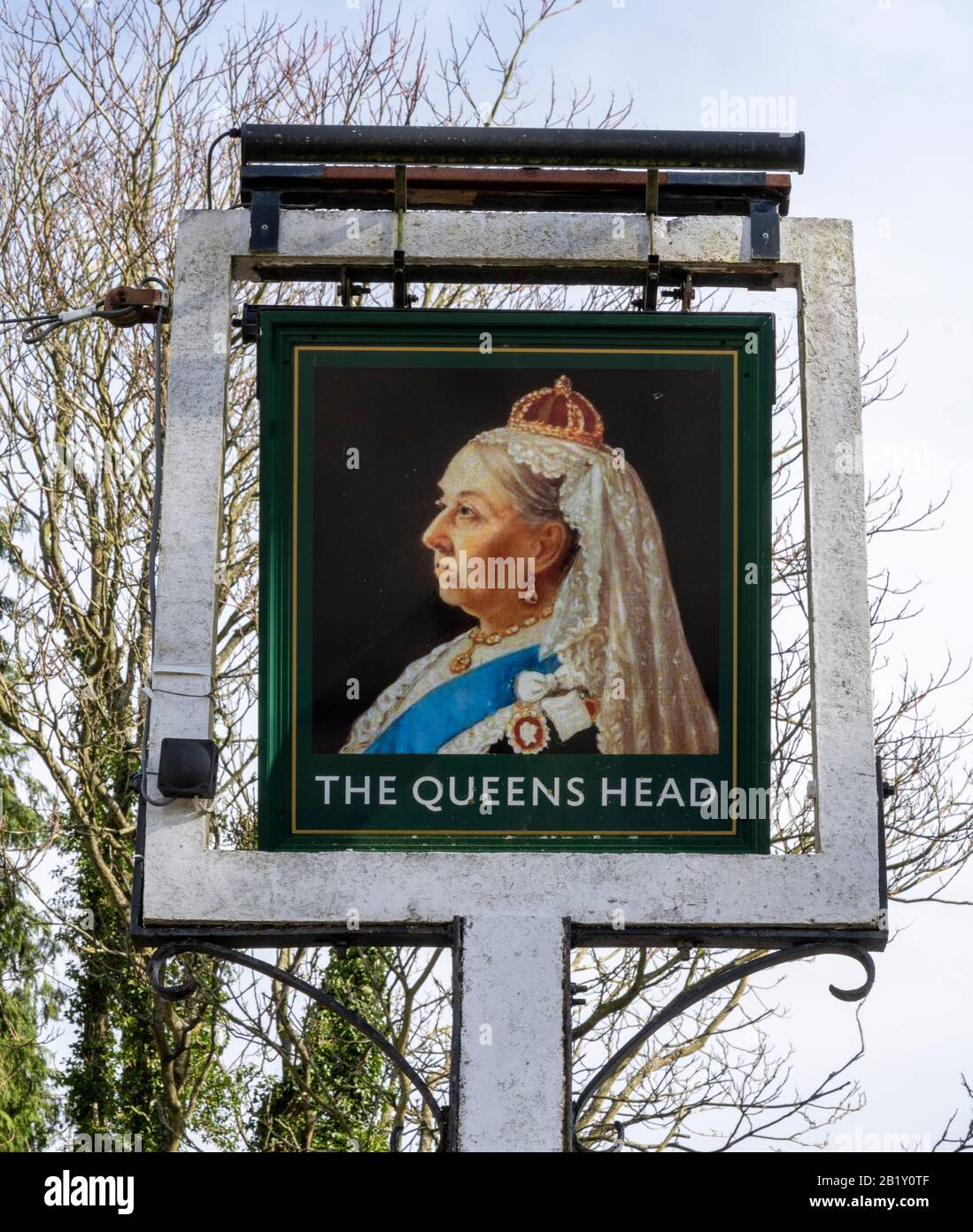 The Queens Head Public House, London Road, Holybourne, Alton, Hampshire, England, UK Stock Photo
