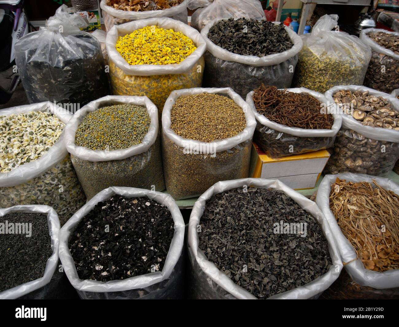 Selling tea on market in China Stock Photo - Alamy
