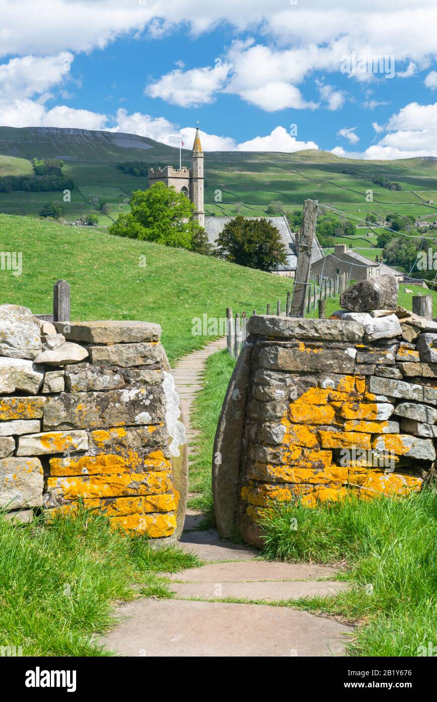 Bealer Bank, a footpath in Hawes , the route of the Pennine Way as it runs between Gayle and Hawes in Wensleydale Stock Photo