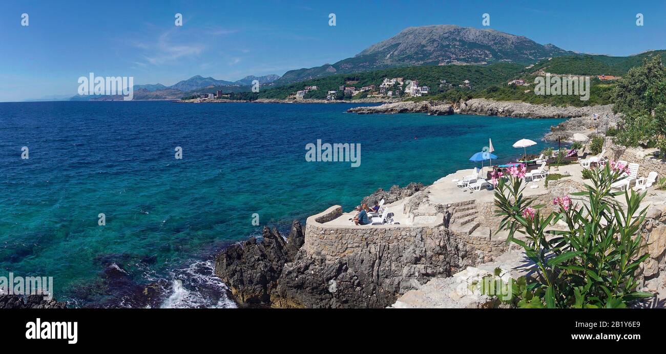 Felsiger Badestrand in Utjeha-Busat, Montenegro | Rocky beach at Utjeha- Busat, Montenegro Stock Photo - Alamy