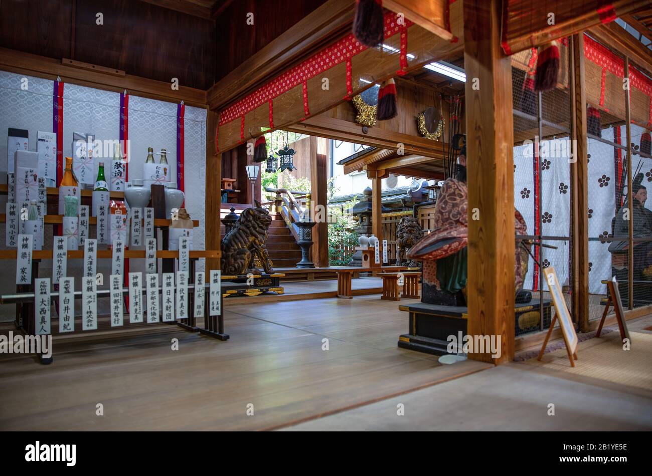Kyoto Japan The Entrance Of A Temple In The Nishiki Market Stock Photo Alamy