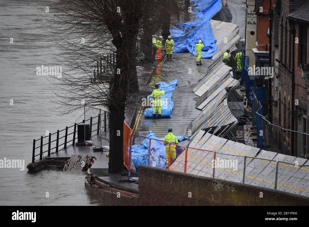 Environment Agency teams work on temporary flood barriers in the ...