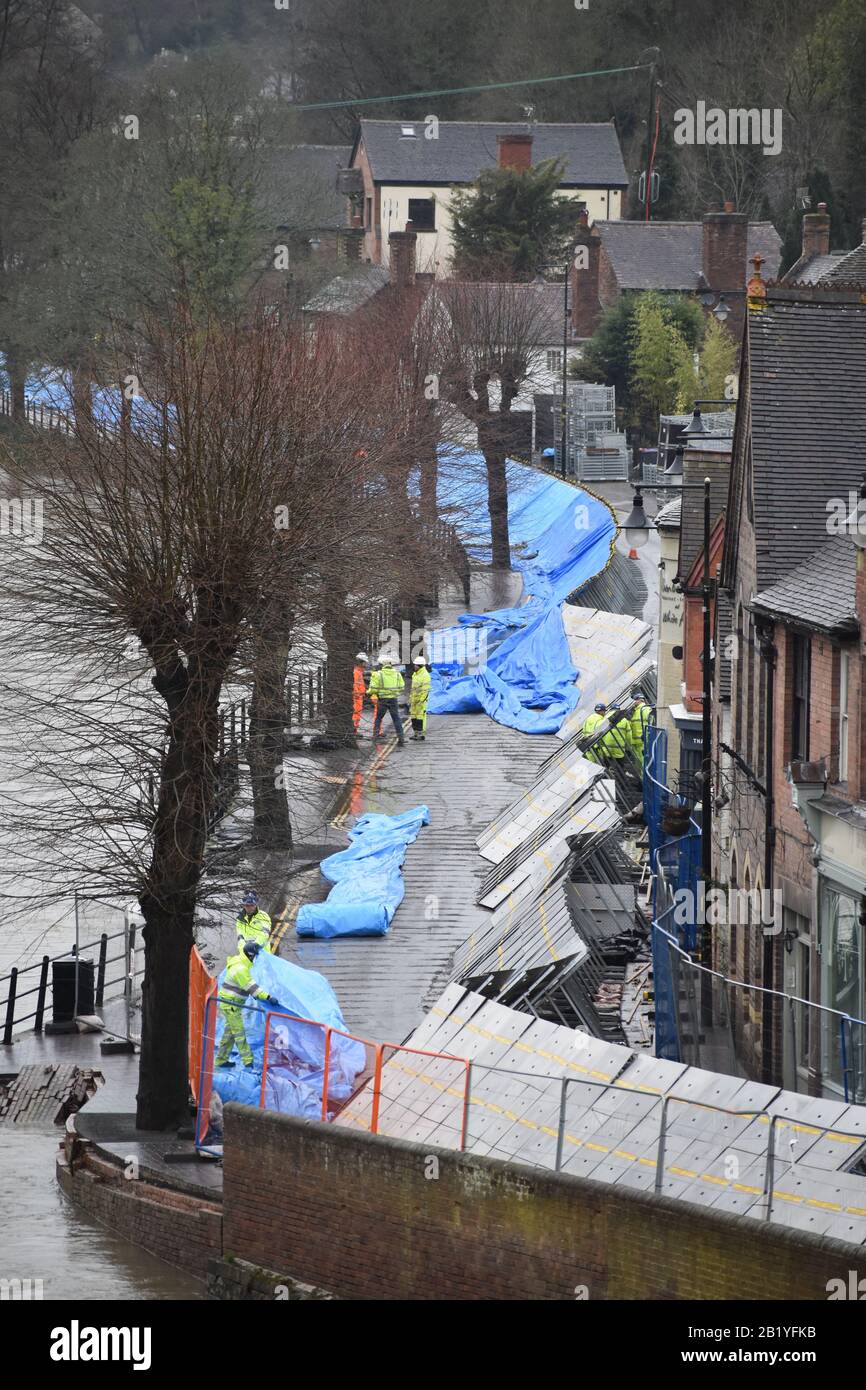 Environment Agency teams work on temporary flood barriers in the ...
