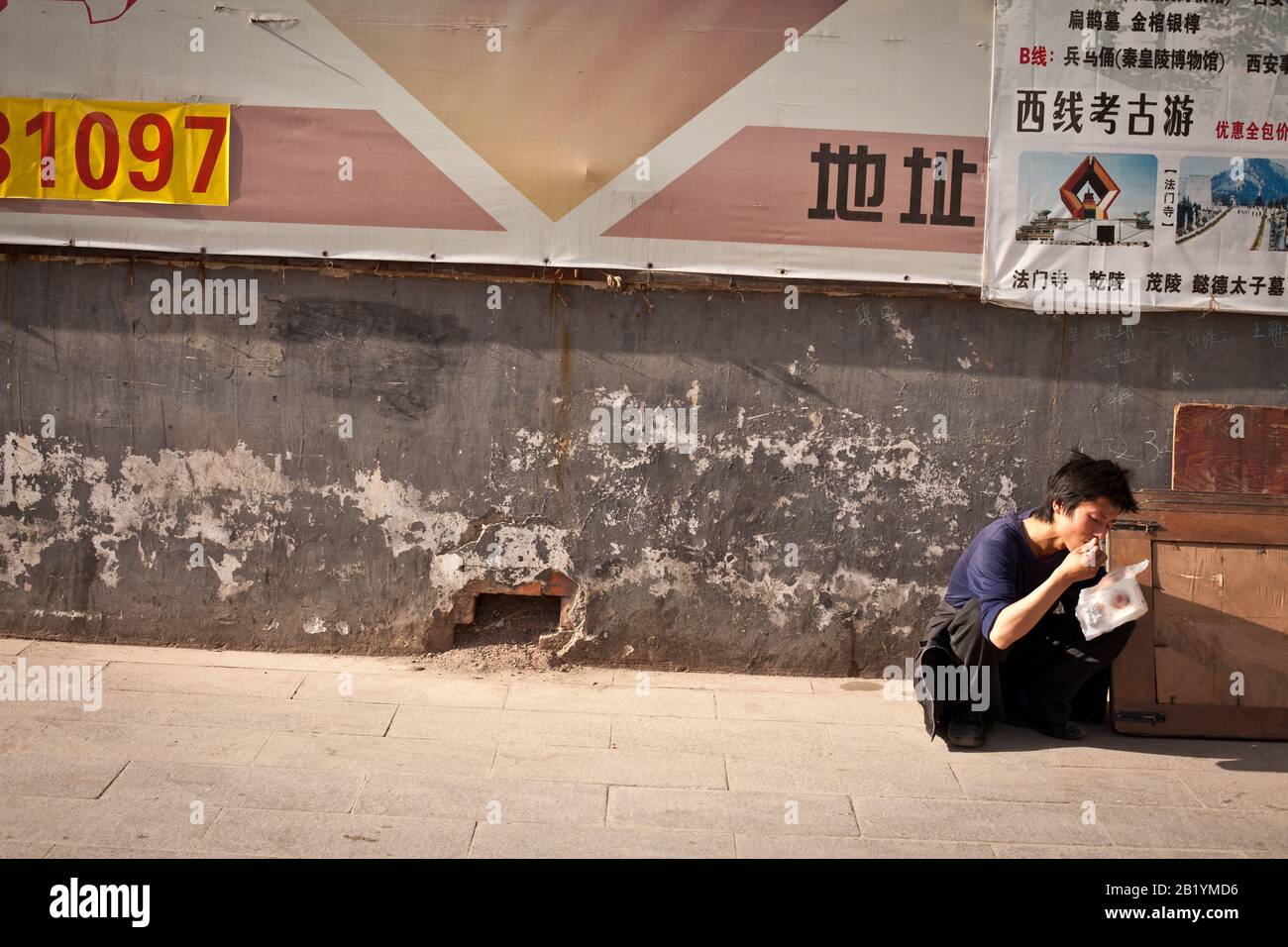 Eating in street in Guilin China Stock Photo