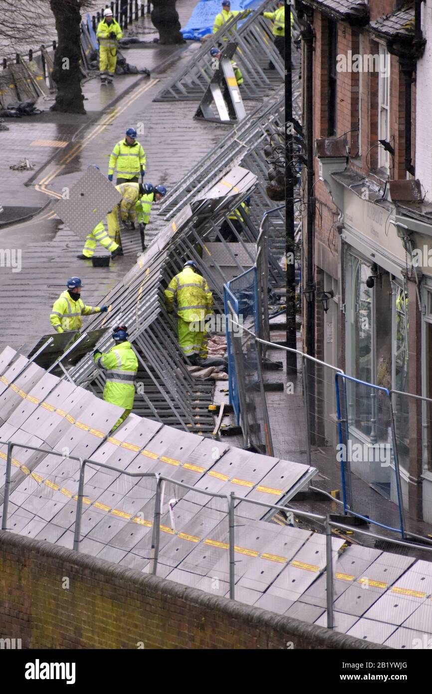 Environment Agency teams work on temporary flood barriers in the ...