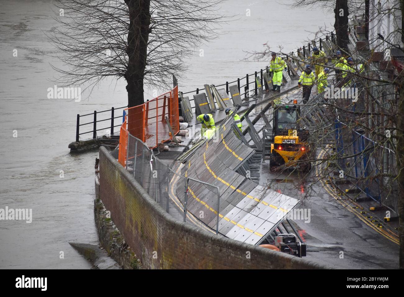 Environment Agency teams work on temporary flood barriers in the ...