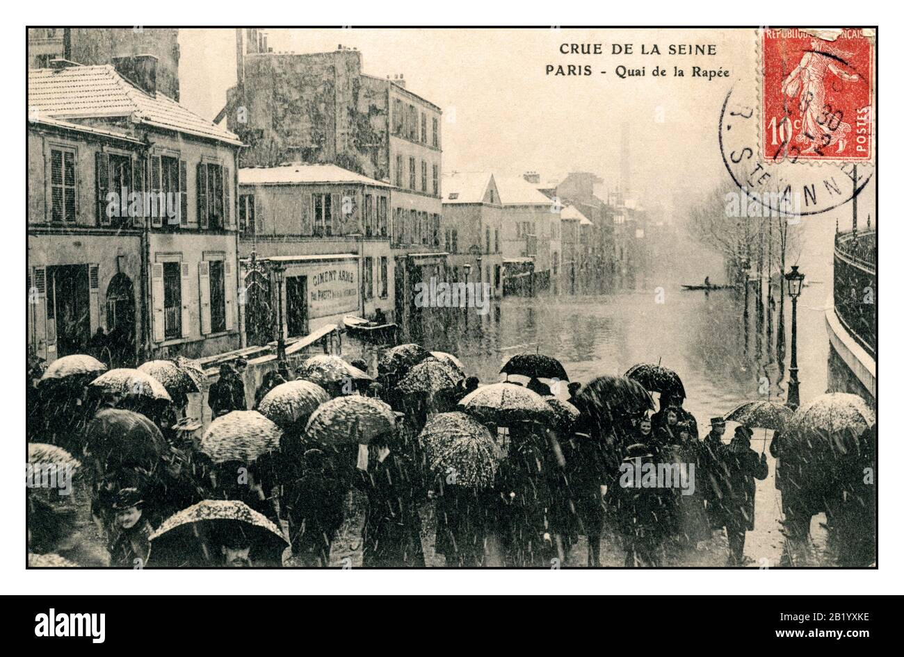 GREAT FLOOD 1910 ARCHIVE PARIS FRANCE Vintage historic great flood French 1900’s stylish postcard of one of the great natural catastrophes in Parisian and French history: the Great Flood of January 1910, the likes of which Paris had not seen since 1658. Torrential rain and snow floods most of Paris France Stock Photo