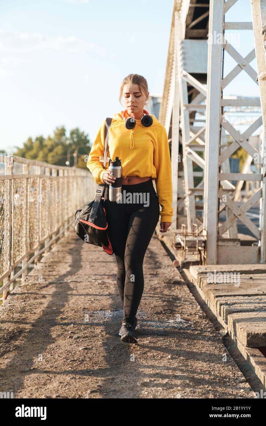 Sportsgirl holding bottle hires stock photography and images Alamy