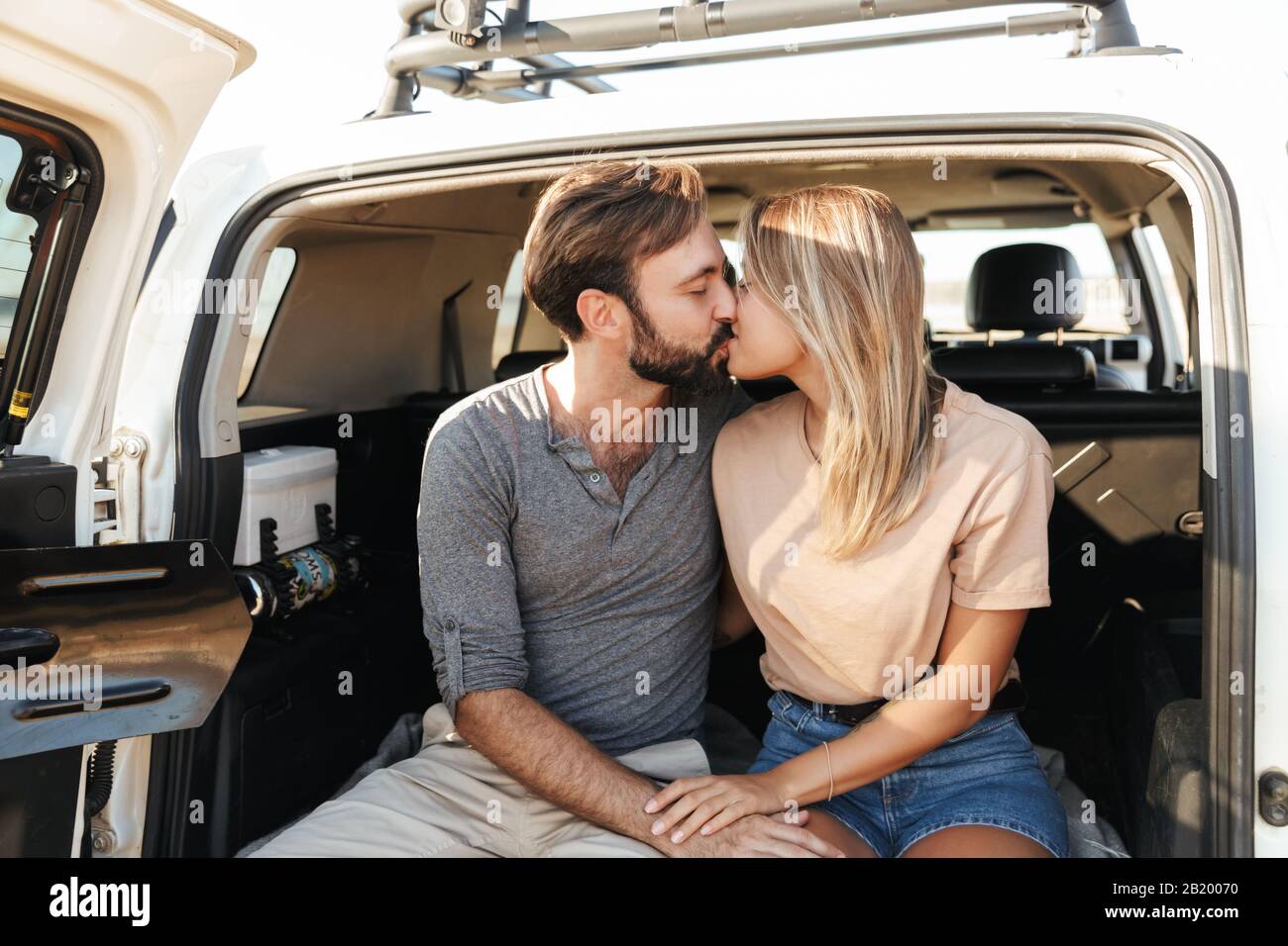 Couple Hugging Beach Car High Resolution Stock Photography And Images Alamy Couple Hugging Beach Car High Resolution Stock Photography And Images Alamy