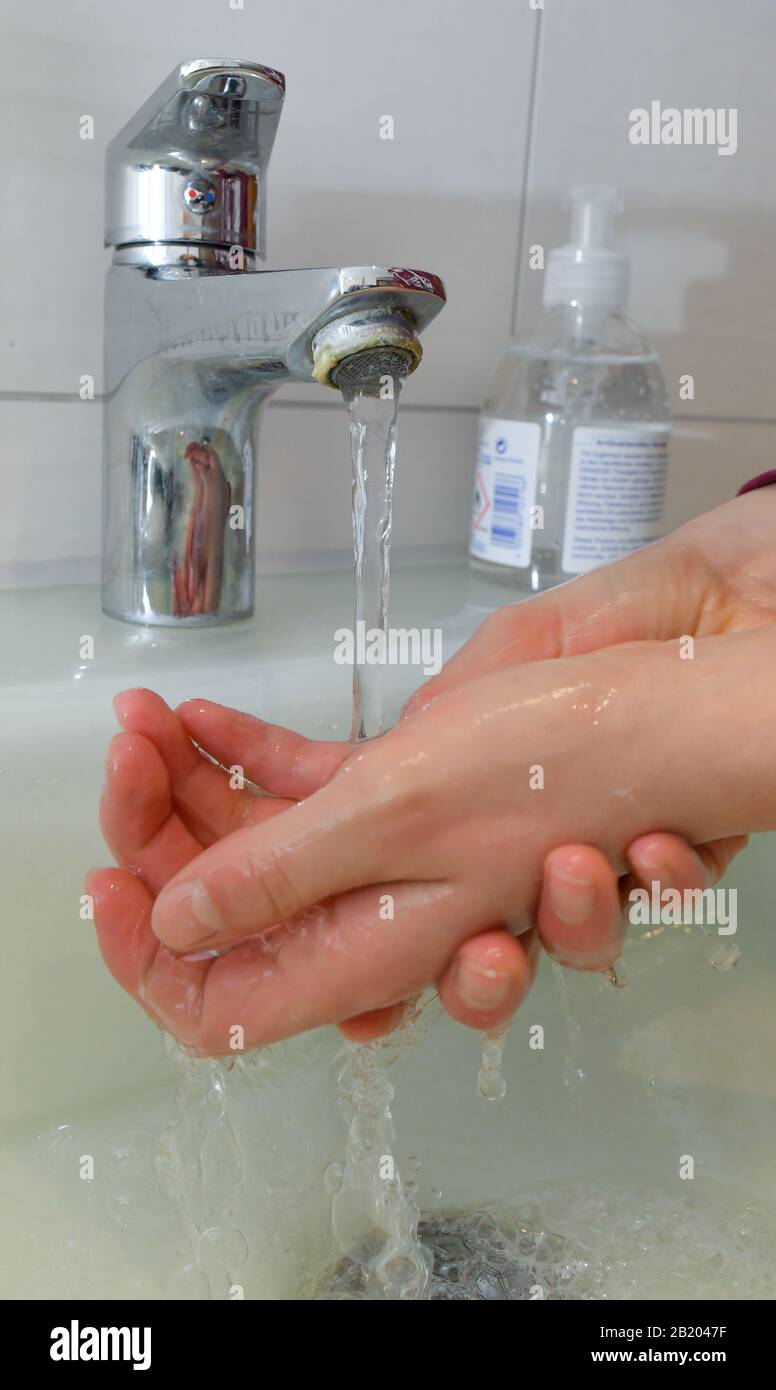 Sieversdorf, Germany. 27th Feb, 2020. A girl washes her hands with soap and water (posed photo). Hand hygiene measures are among the most important infection prevention measures. Personal hygiene, especially thorough hand washing, is particularly important as protection against the coronavirus. Credit: Patrick Pleul/dpa-Zentralbild/dpa/Alamy Live News Stock Photo