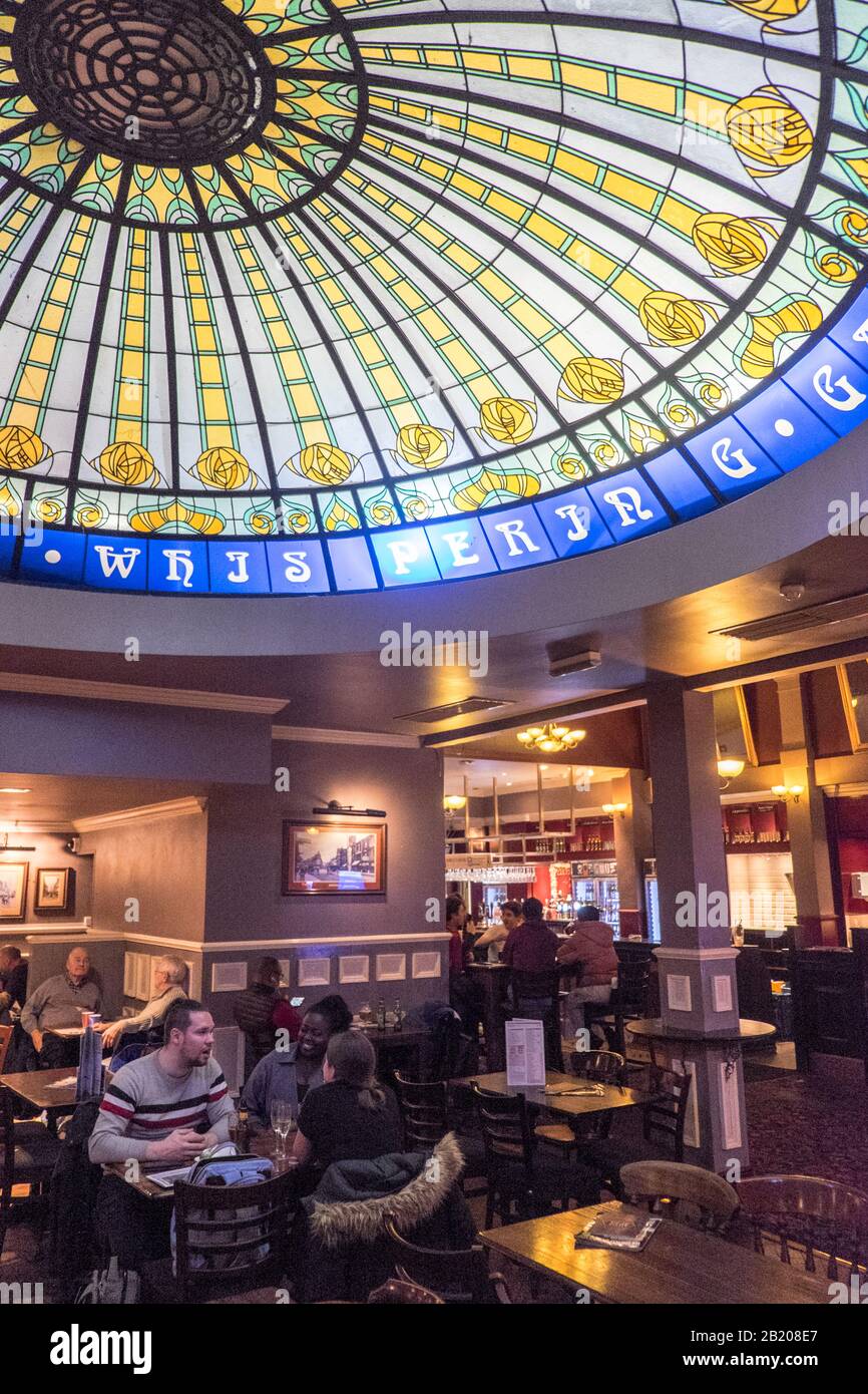 Wetherspoons interior hi-res stock photography and images - Alamy