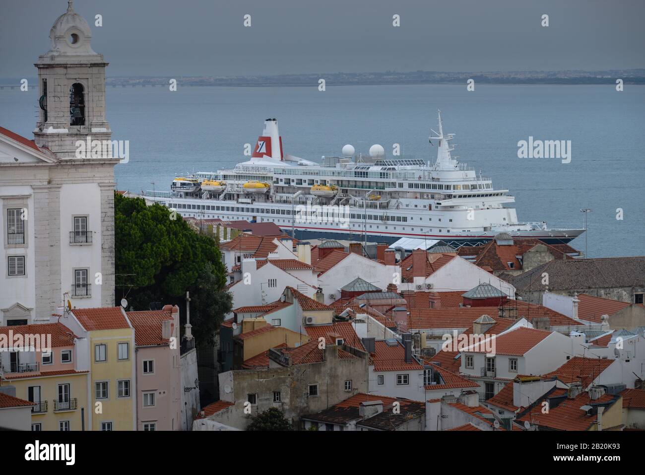 Kreuzfahrtschiff, Alfama, Lissabon, Portugal Stock Photo