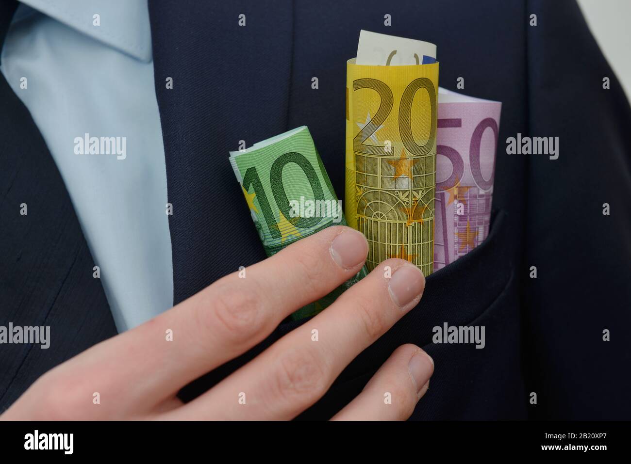 Hand Geld Einstecken Stock Photo