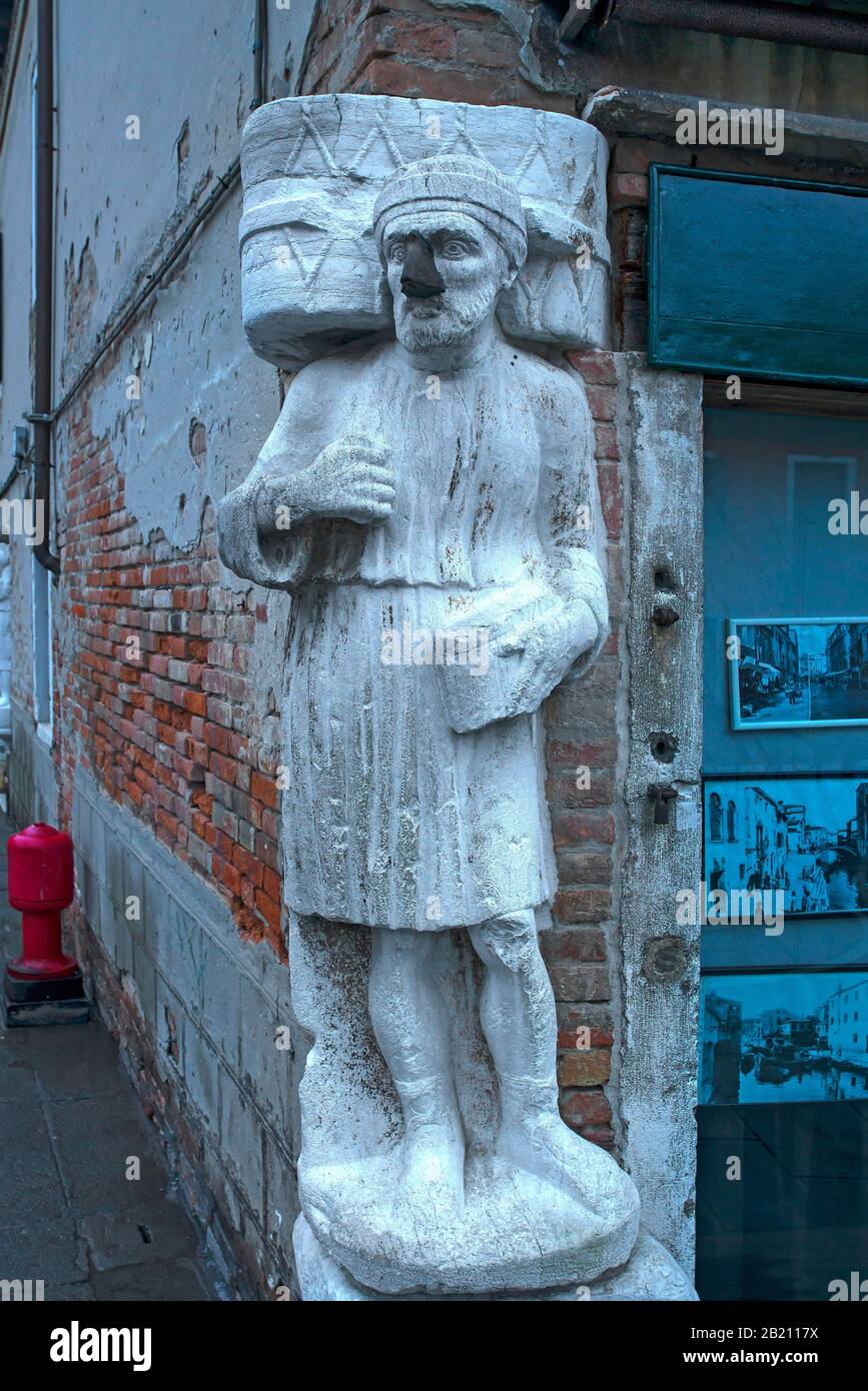 Marble statue of a merchant family from the 13/14 century, Campo dei Mori in the district of Cannaregio, Venice, Veneto, in the district of Stock Photo