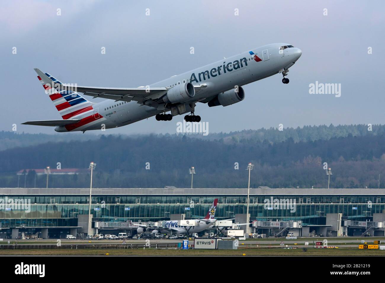 Aircraft American Airlines Boeing 767-300, N398AN Zurich Kloten, Switzerland  Stock Photo - Alamy