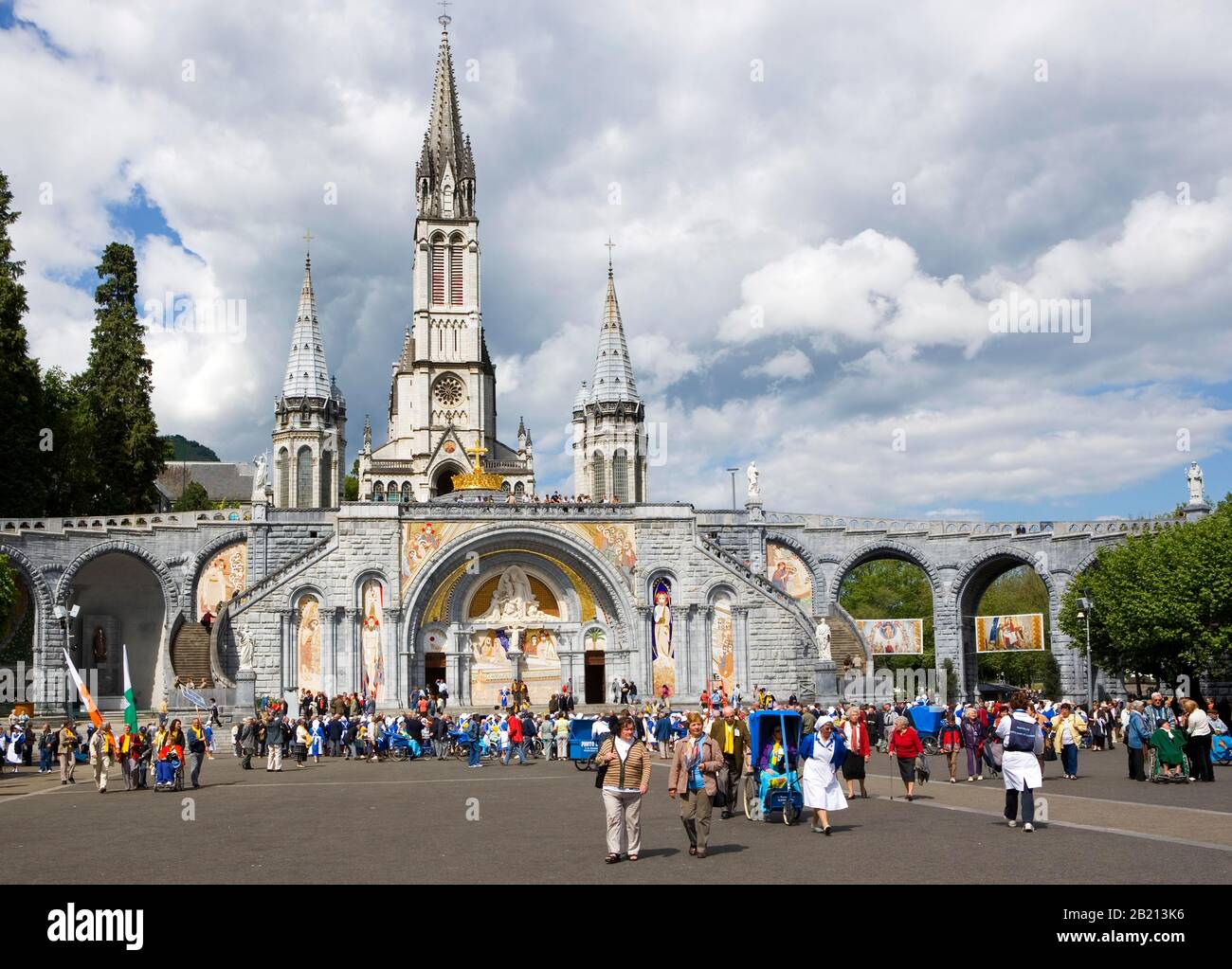 Shrine, pilgrims in front of the Basilica, Basilica of the Rosary and ...
