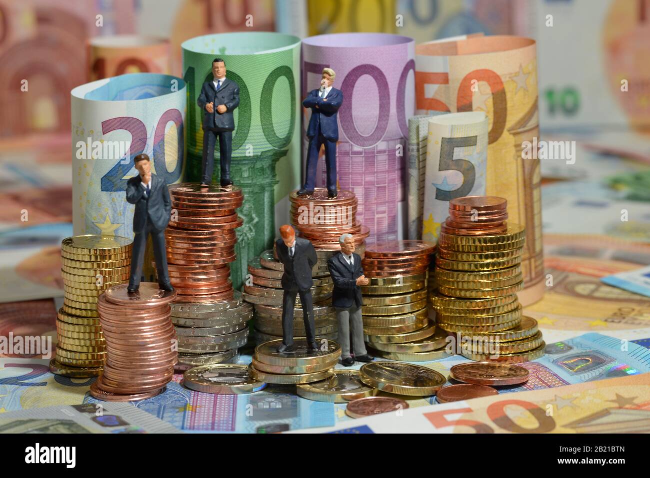 Centmuenzen, Euromuenzen, Euroscheine, Miniaturfiguren, Manager Stock Photo