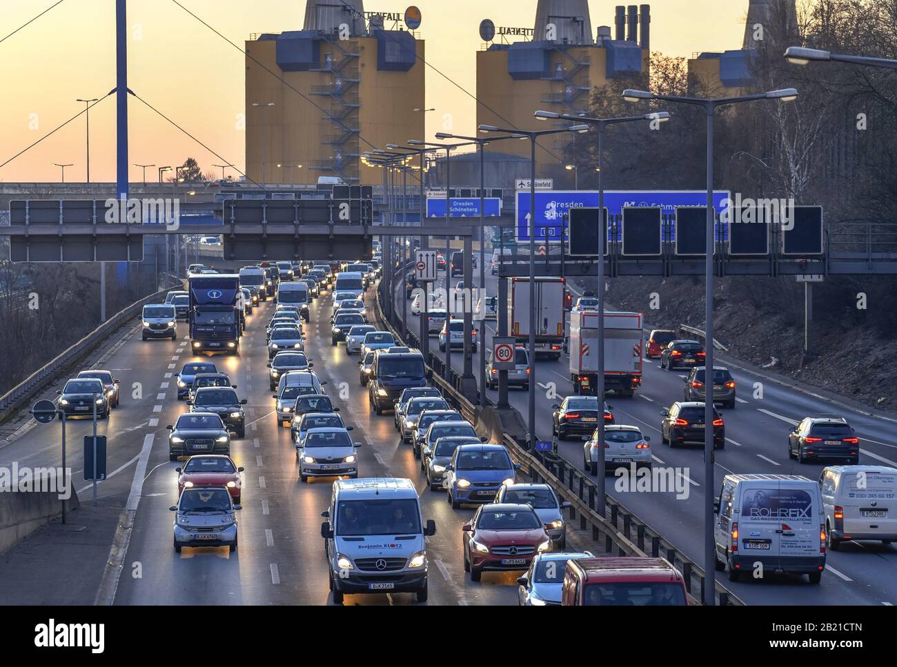 Zähfliessender Verkehr, Stadtautobahn A 100, Wilmersdorf, Berlin
