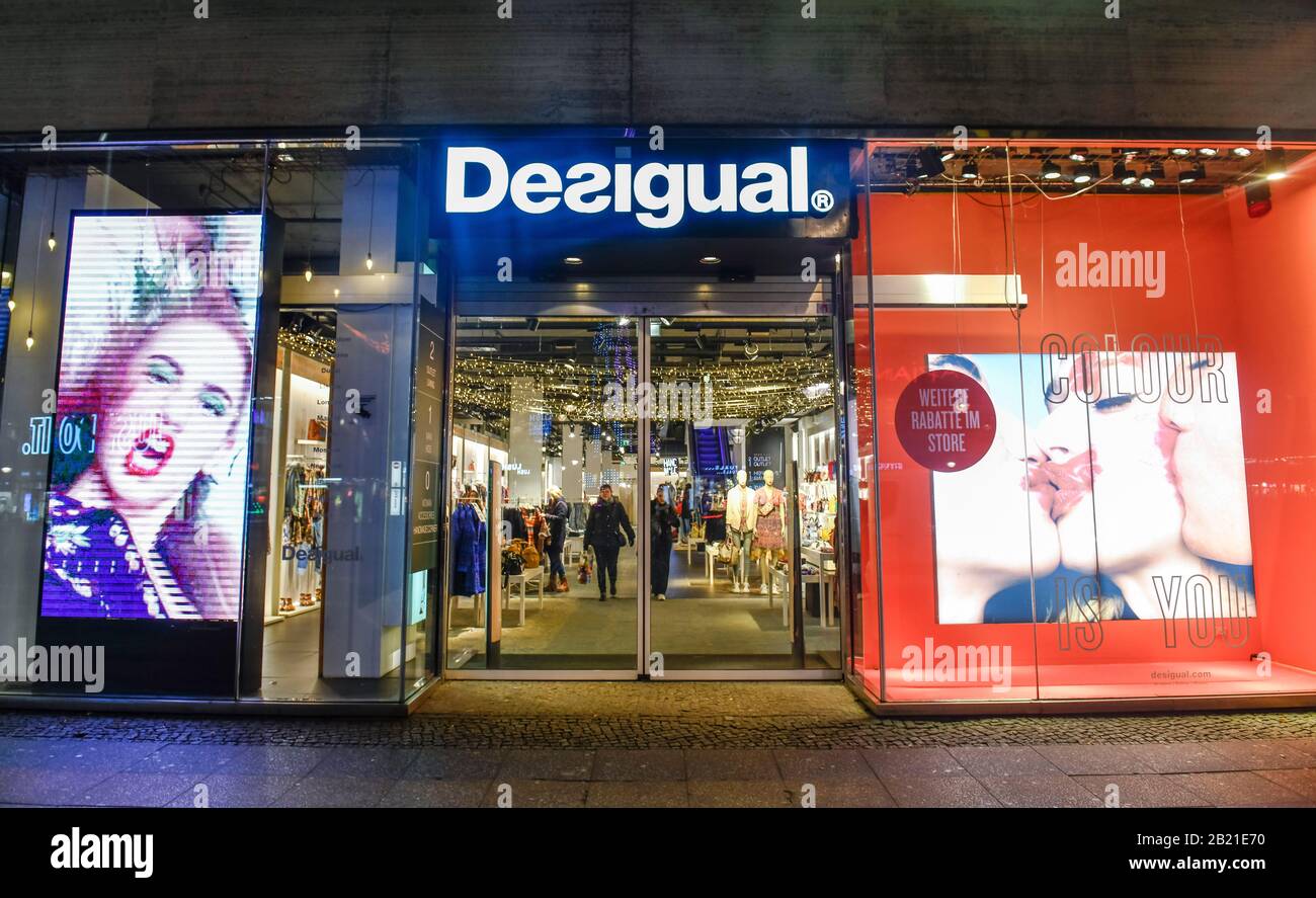 Desigual logo hi-res stock photography and images - Alamy