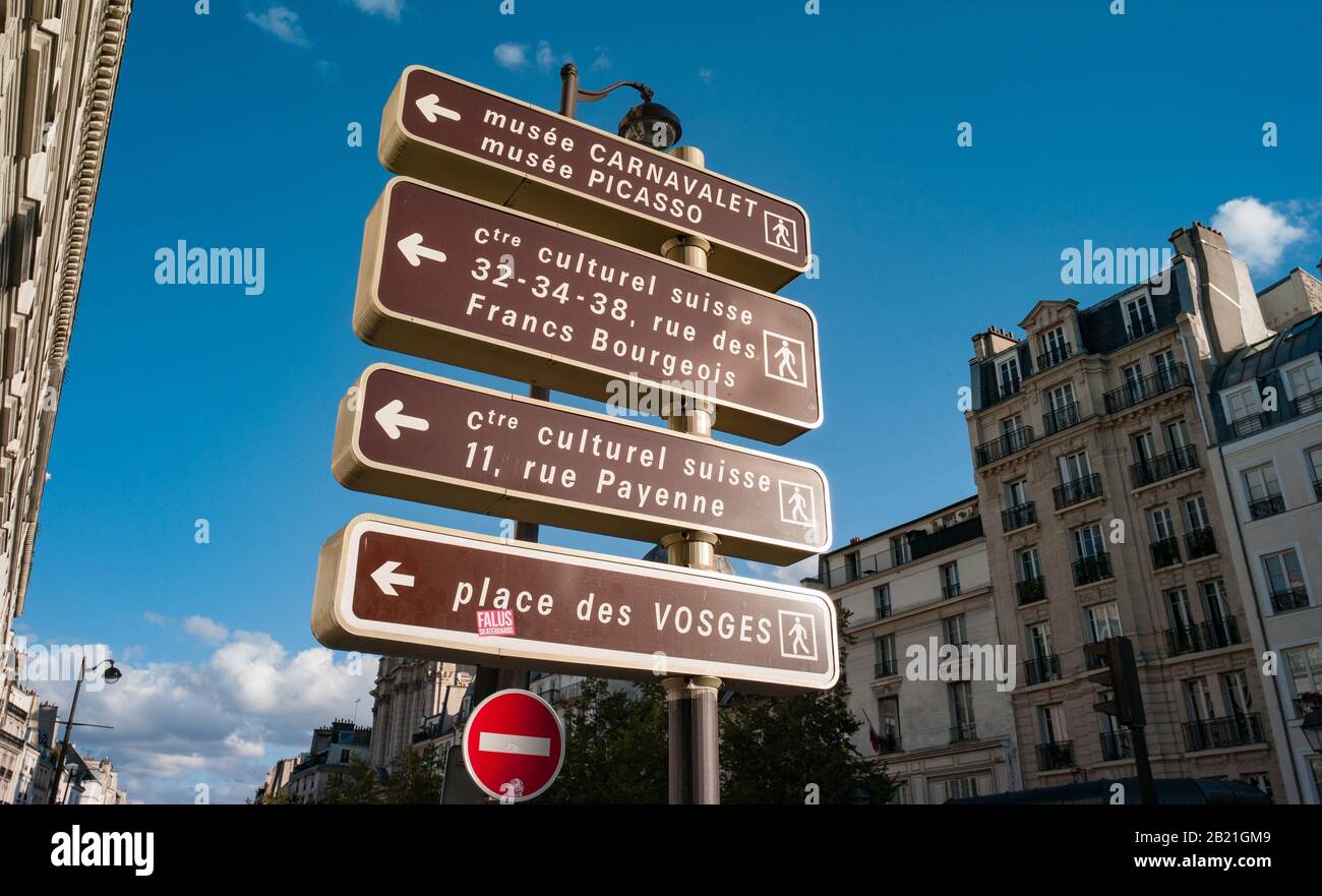 Paris, France - 28th September, 2019: Direction signs for tourist  attractions in central Paris Stock Photo - Alamy