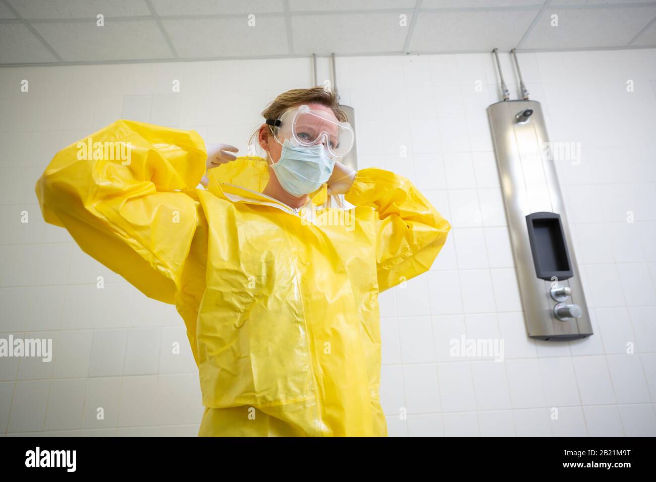 Medical yellow suit hi-res stock photography and images - Alamy