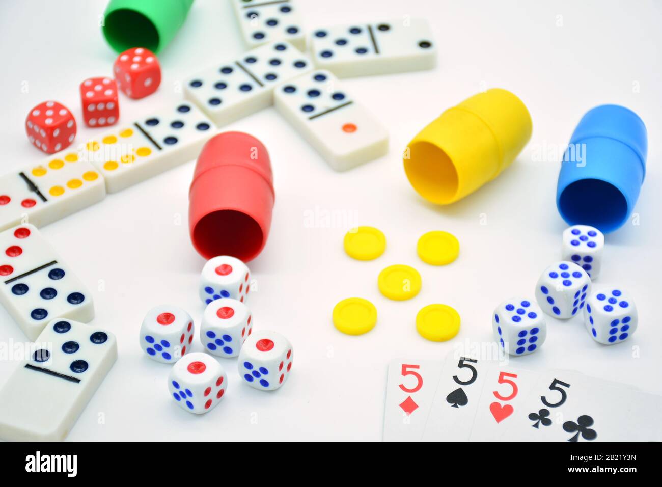 Juegos de mesa, parchis, ajedrez, dados, juegos de azar y estrategia sobre fondo blanco. Stock Photo