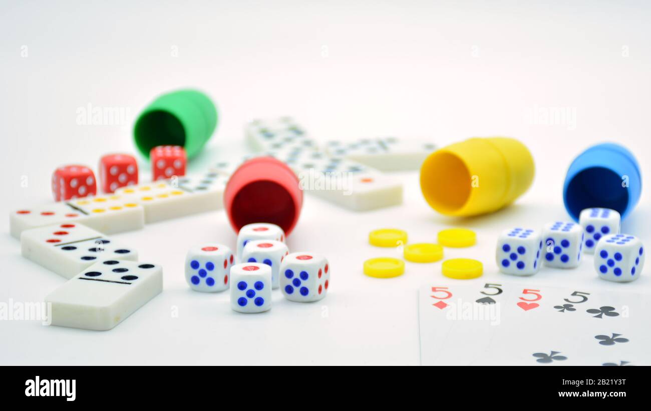 Juegos de mesa, parchis, ajedrez, dados, juegos de azar y estrategia sobre fondo blanco. Stock Photo