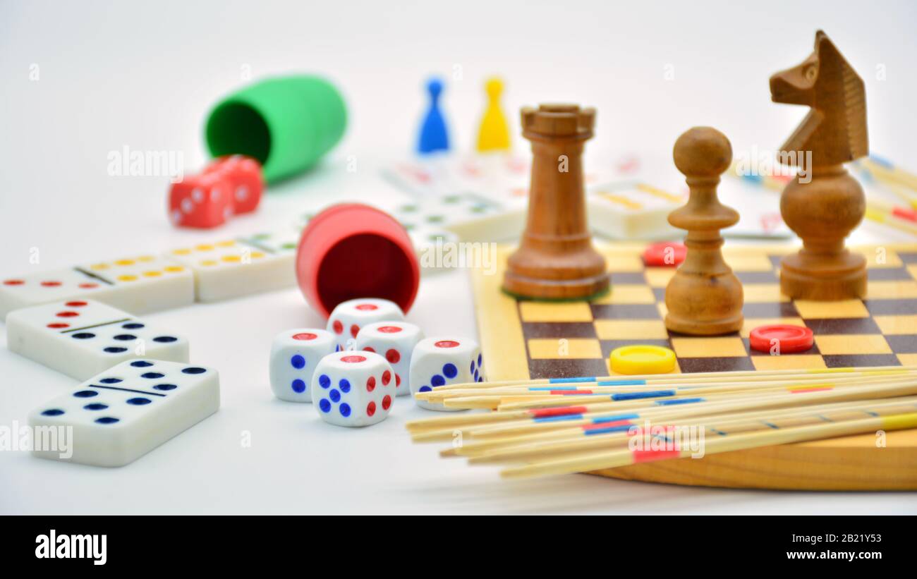 Juegos de mesa, parchis, ajedrez, dados, juegos de azar y estrategia sobre fondo blanco. Stock Photo