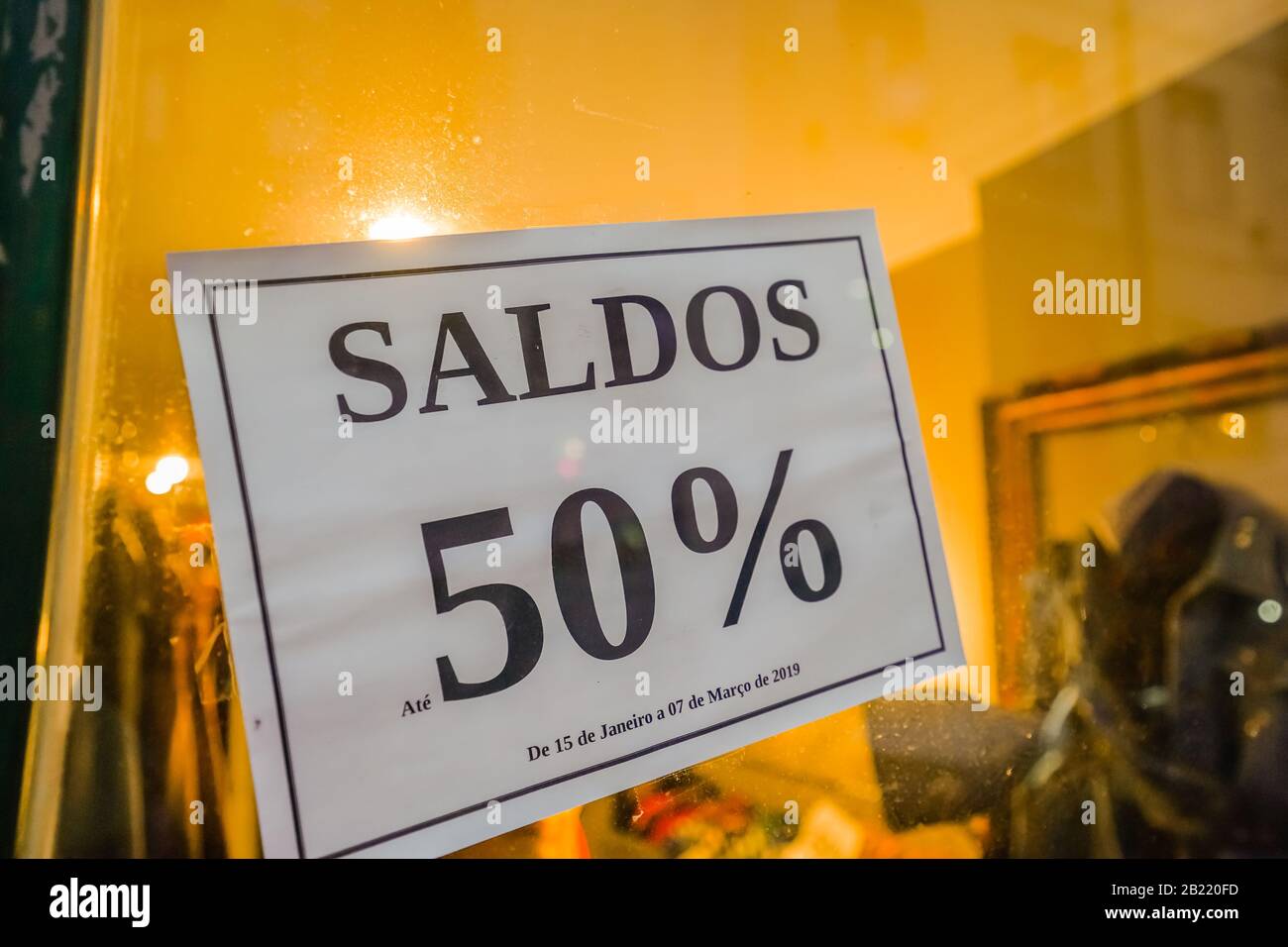 50 percent off sales sign in portuguese Stock Photo
