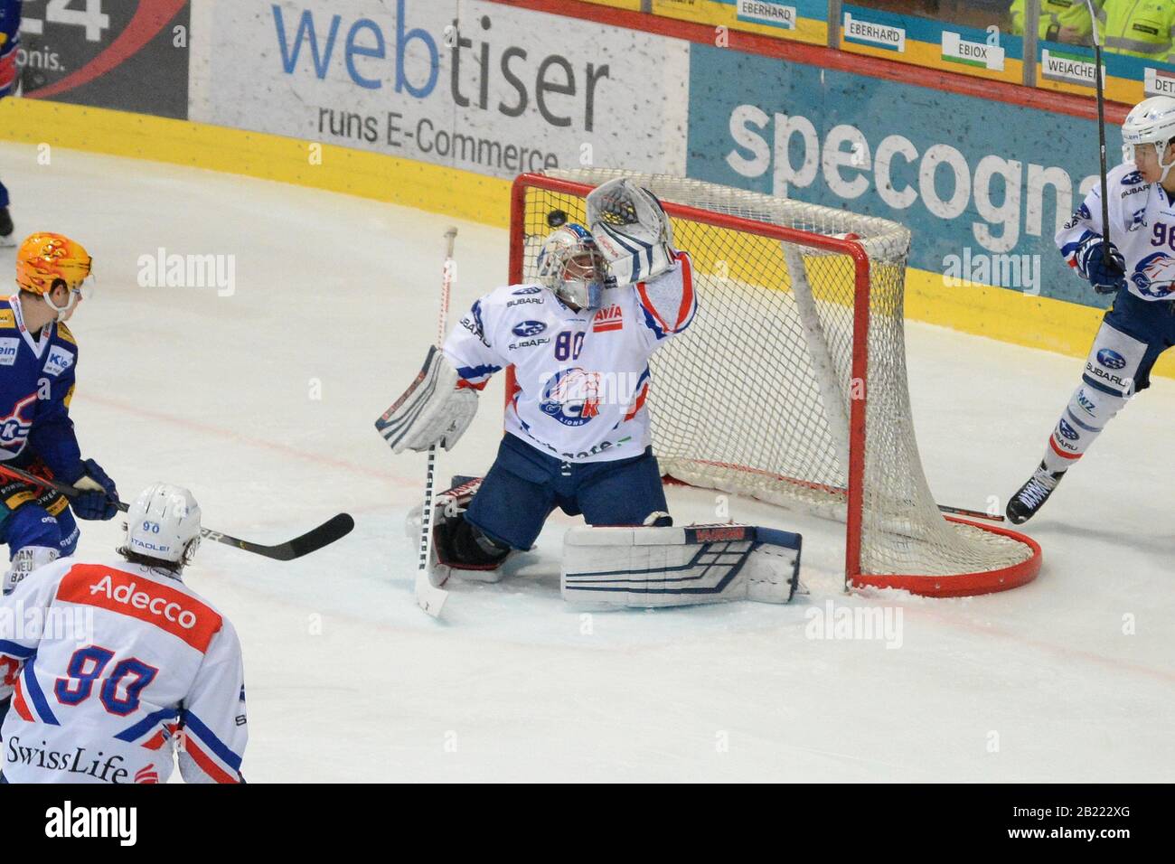 Eishockey puck hi-res stock photography and images
