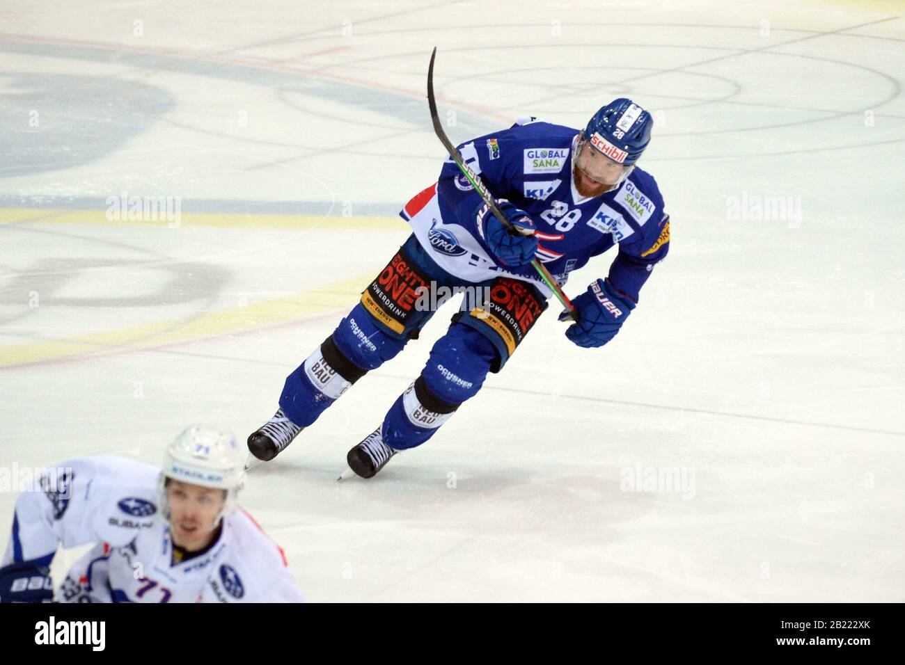 Eishockey puck hi-res stock photography and images