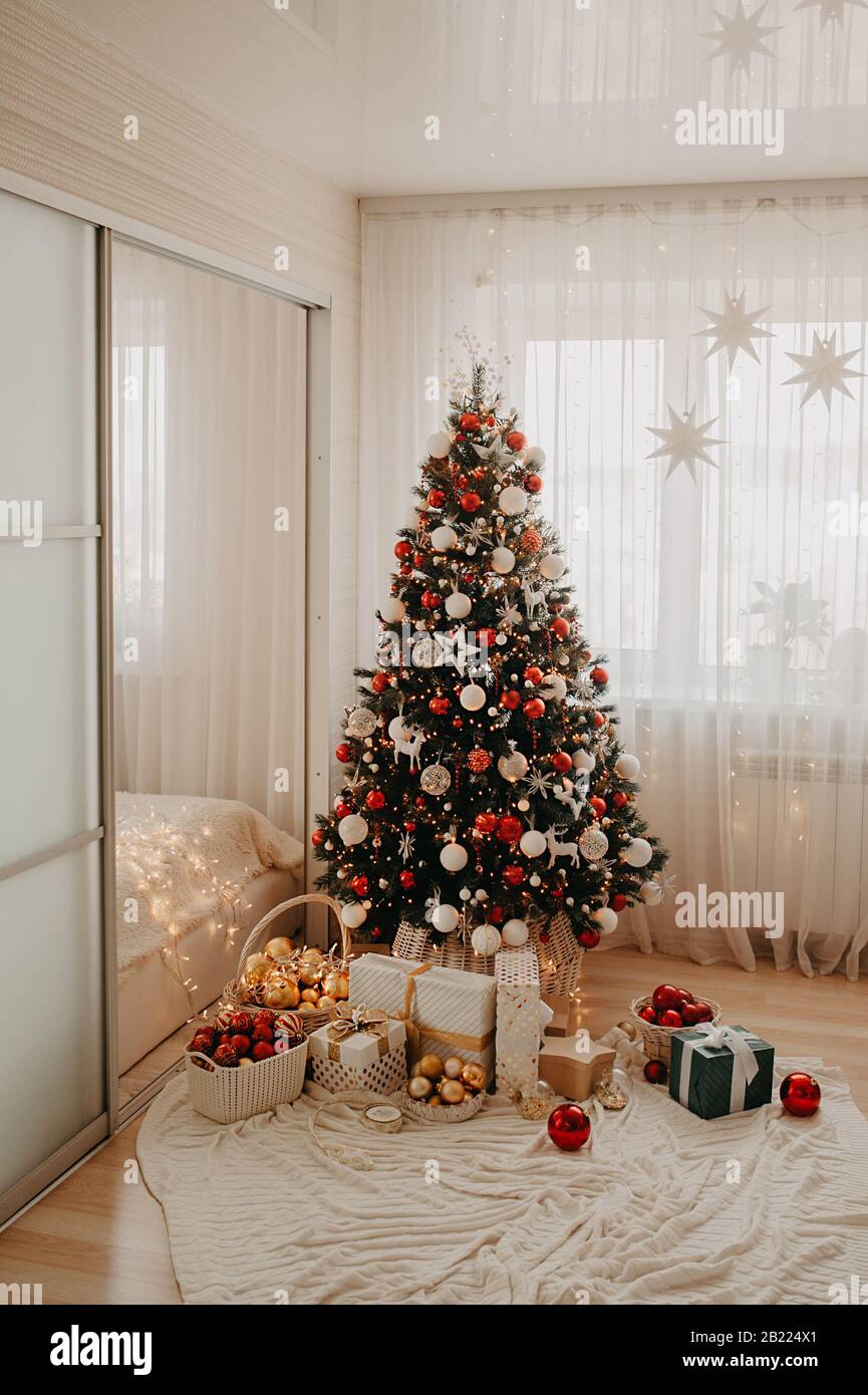 Apartment christmas tree deals
