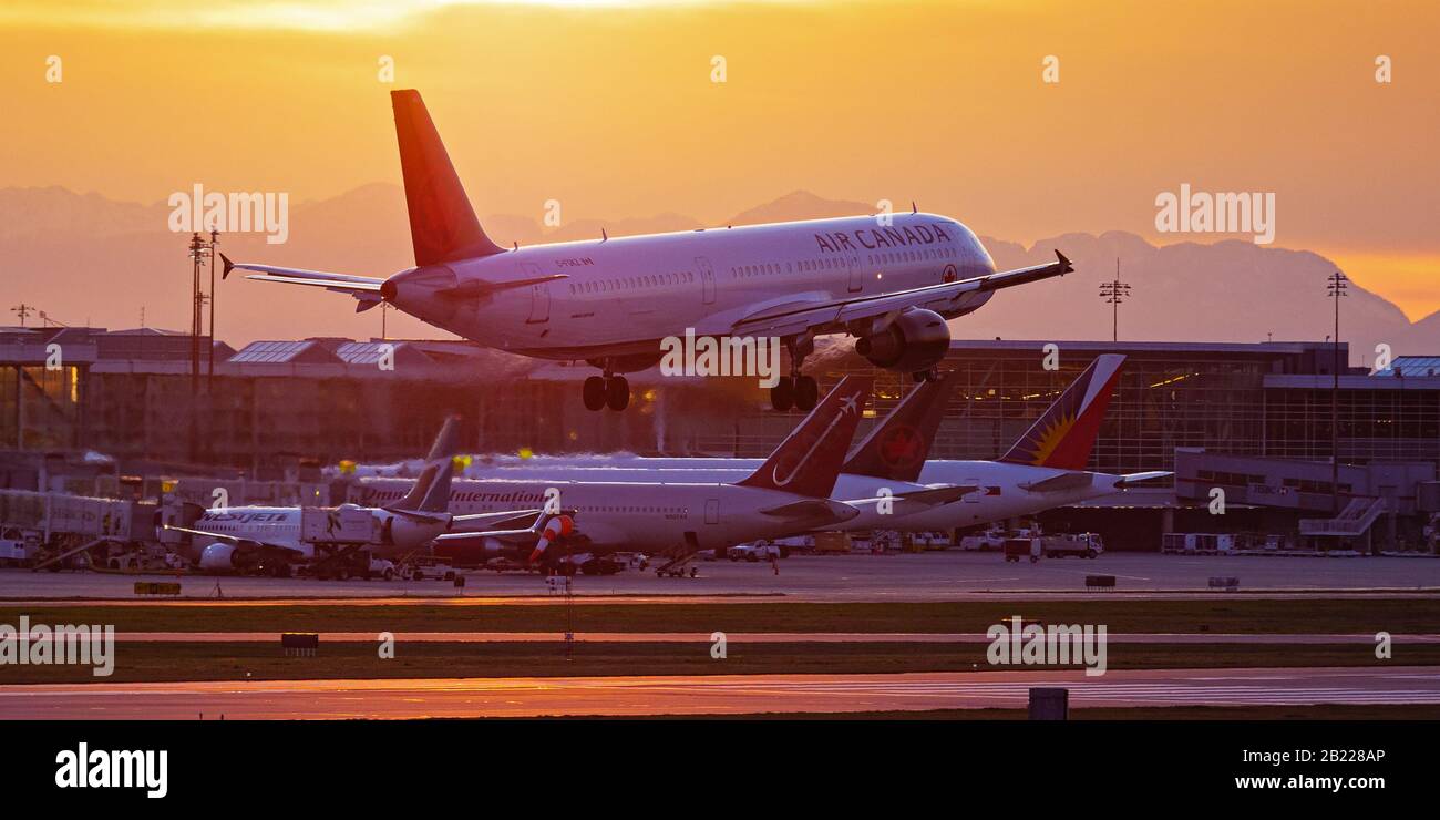 Airbus a321 lands hi-res stock photography and images - Alamy