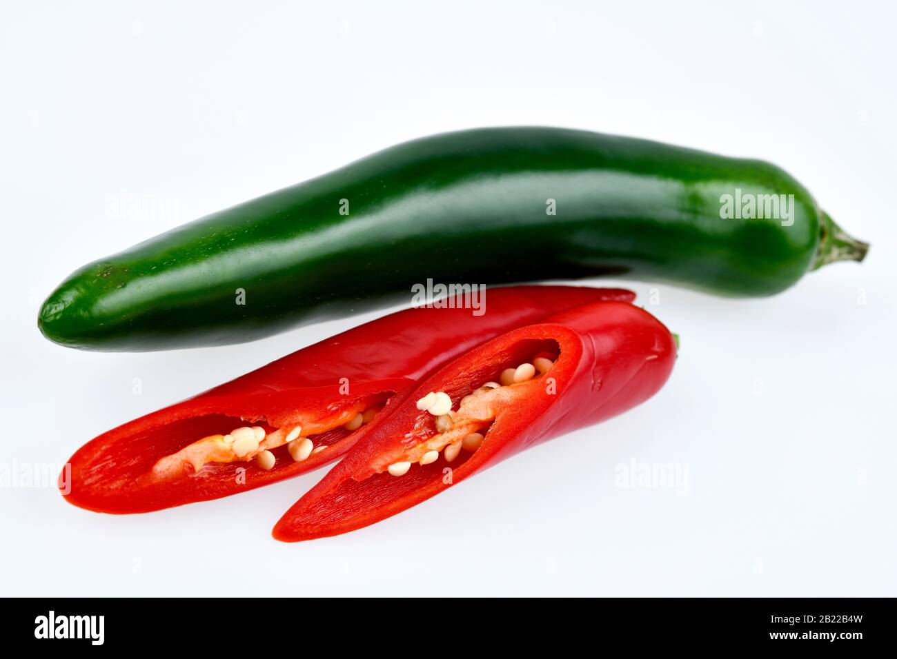 Rote und grüne Chilischote, Studioaufnahme Stock Photo